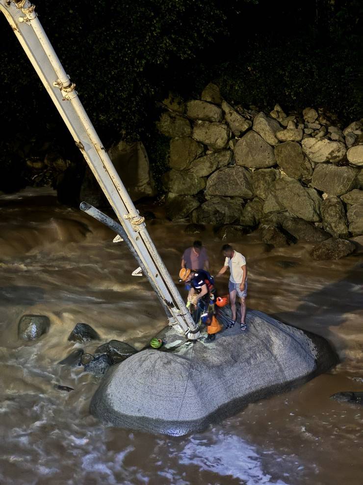 Rize'de derenin ortasında mahsur kalan 2 kişi beton pompası ile kurtarıldı 12