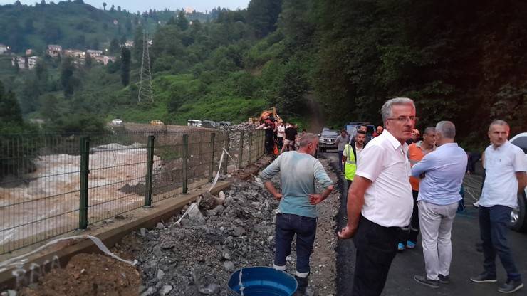 Rize'de derenin ortasında mahsur kalan 2 kişi beton pompası ile kurtarıldı 2