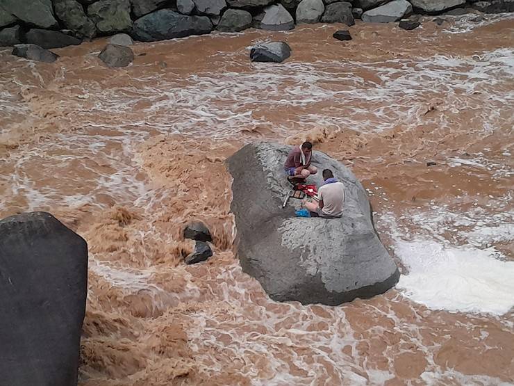 Rize'de derenin ortasında mahsur kalan 2 kişi beton pompası ile kurtarıldı 5