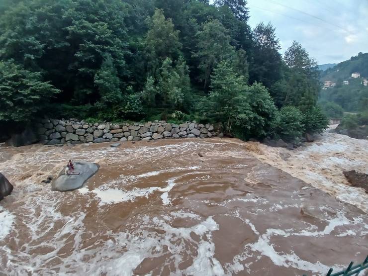 Rize'de derenin ortasında mahsur kalan 2 kişi beton pompası ile kurtarıldı 6