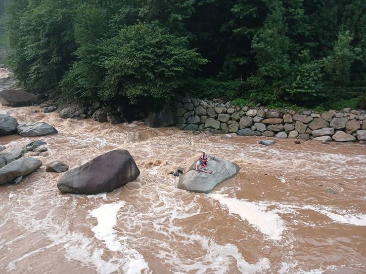 Rize'de derenin ortasında mahsur kalan 2 kişi beton pompası ile kurtarıldı 7