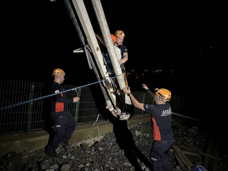 Rize'de derenin ortasında mahsur kalan 2 kişi beton pompası ile kurtarıldı 8