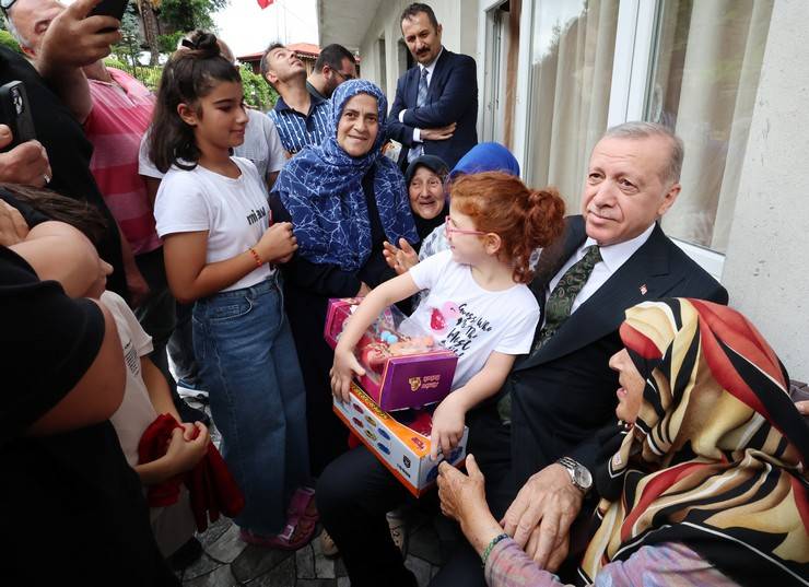 Cumhurbaşkanı Erdoğan'dan Rize'de komşu ziyareti 6