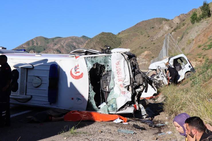 Erzurum'da ambulans ile hafif ticari araç çarpıştı: 4 ölü, 1 yaralı 1