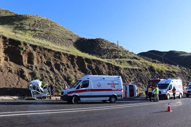 Erzurum'da ambulans ile hafif ticari araç çarpıştı: 4 ölü, 1 yaralı 2