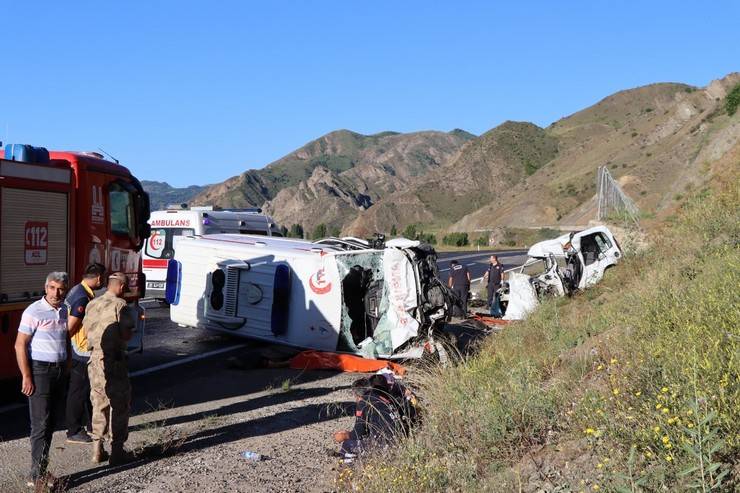 Erzurum'da ambulans ile hafif ticari araç çarpıştı: 4 ölü, 1 yaralı 3