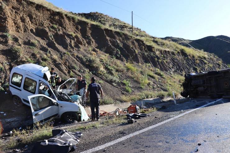 Erzurum'da ambulans ile hafif ticari araç çarpıştı: 4 ölü, 1 yaralı 4