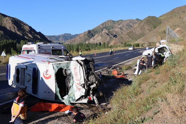 Erzurum'da ambulans ile hafif ticari araç çarpıştı: 4 ölü, 1 yaralı 5