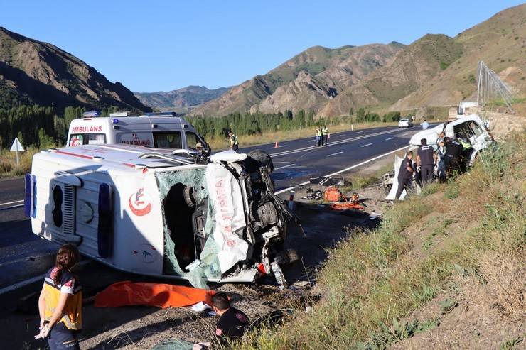 Erzurum'da ambulans ile hafif ticari araç çarpıştı: 4 ölü, 1 yaralı 7