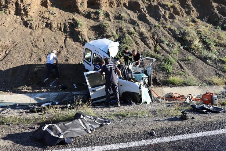 Erzurum'da ambulans ile hafif ticari araç çarpıştı: 4 ölü, 1 yaralı 8