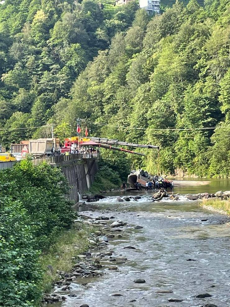 Rize’de Taş Kamyonu Dereye Yuvarlandı 1 Yaralı 10