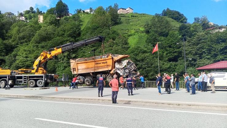 Rize’de Taş Kamyonu Dereye Yuvarlandı 1 Yaralı 11