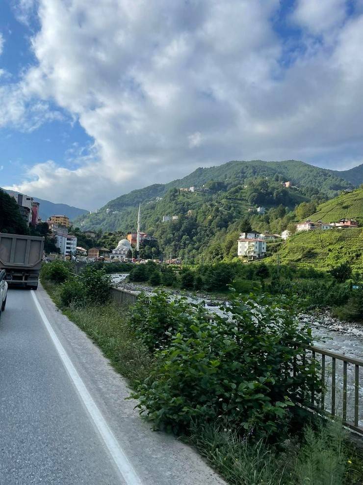 Rize’de Taş Kamyonu Dereye Yuvarlandı 1 Yaralı 3