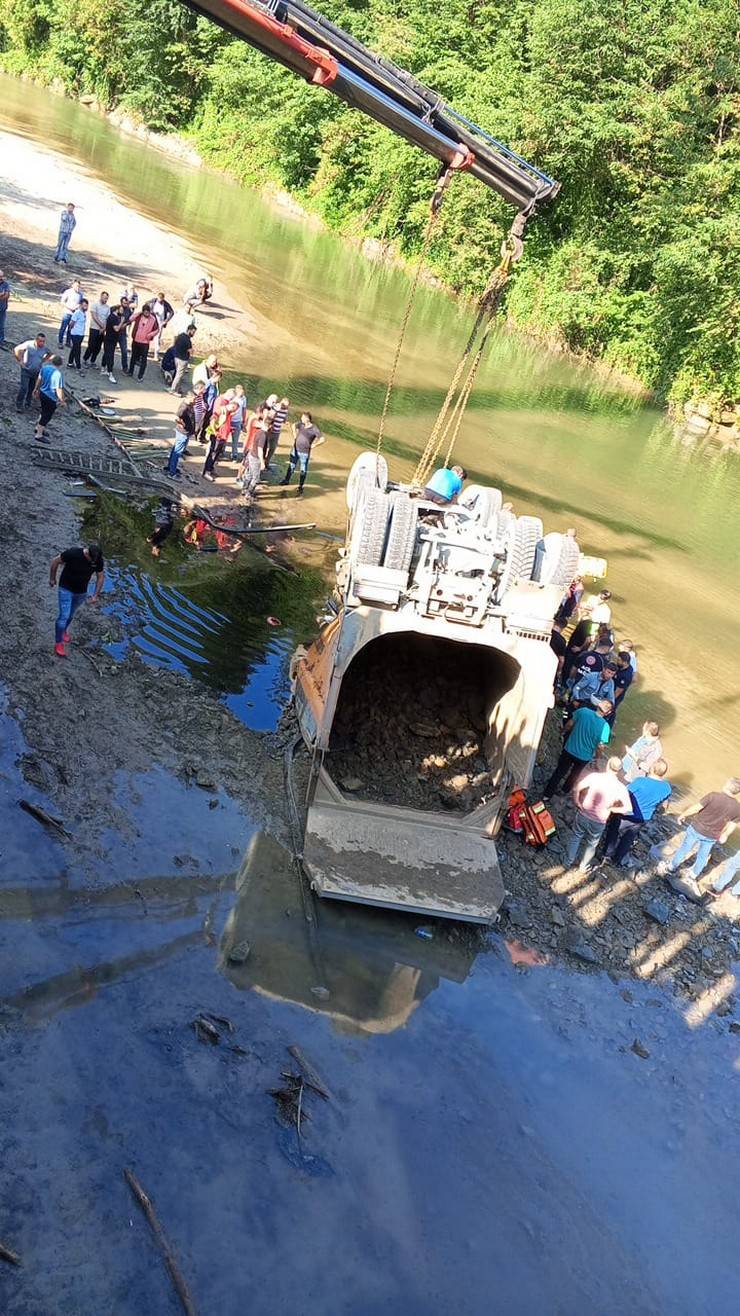 Rize’de Taş Kamyonu Dereye Yuvarlandı 1 Yaralı 8