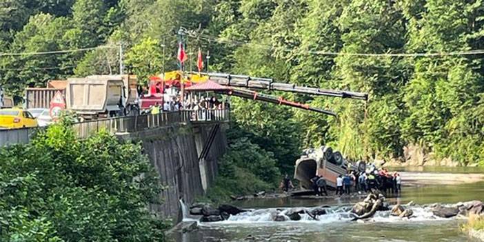 Rize’de Taş Kamyonu Dereye Yuvarlandı 1 Yaralı