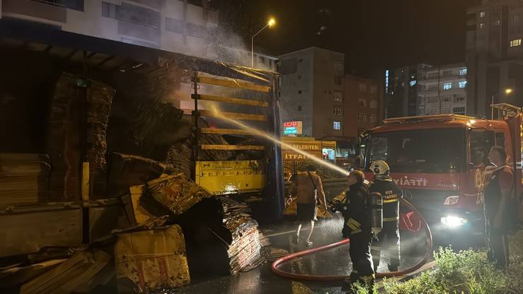 Rize'de karton yüklü tırın dorsesi yandı 1