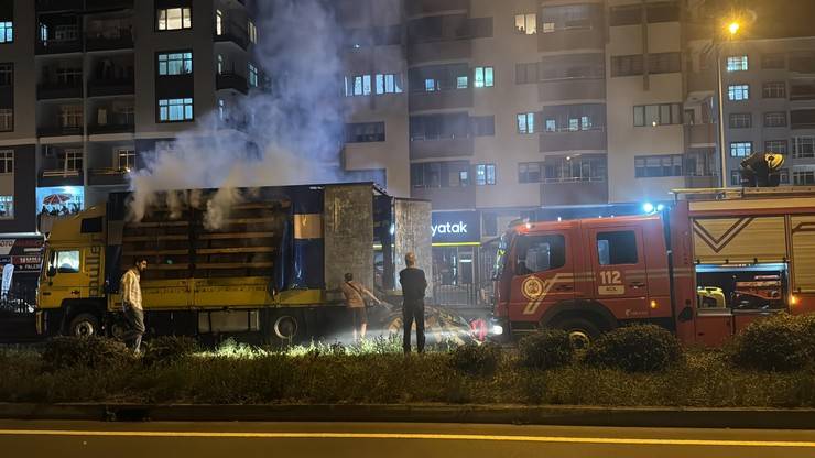 Rize'de karton yüklü tırın dorsesi yandı 5