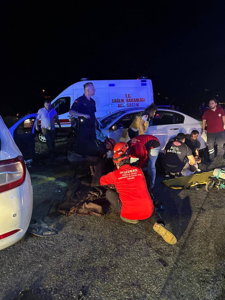 Rize'de iki otomobil kafa kafaya çarpıştı: 2 ölü, 6 yaralı 9