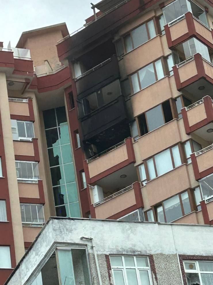 Rize’de buzdolabı kısa devre yaptı, yangın çıktı 24