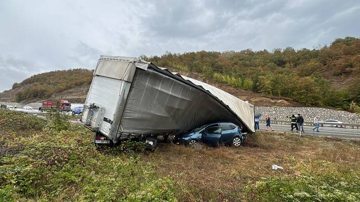 Samsun'da sağanak yağış kazaya neden oldu 3 ölü, 2 si ağır 10 yaralı 19