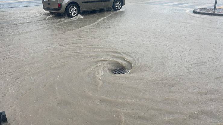 Rize'de şiddetli yağmurda cadde ve sokaklar göle döndü 3