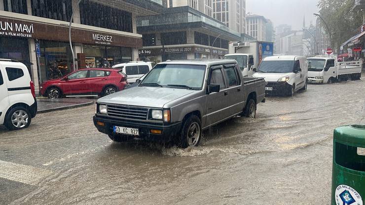 Rize'de şiddetli yağmurda cadde ve sokaklar göle döndü 5