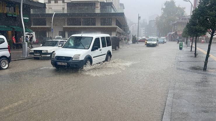 Rize'de şiddetli yağmurda cadde ve sokaklar göle döndü 6