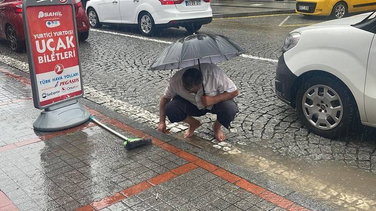 Rize'de şiddetli yağmurda cadde ve sokaklar göle döndü 7