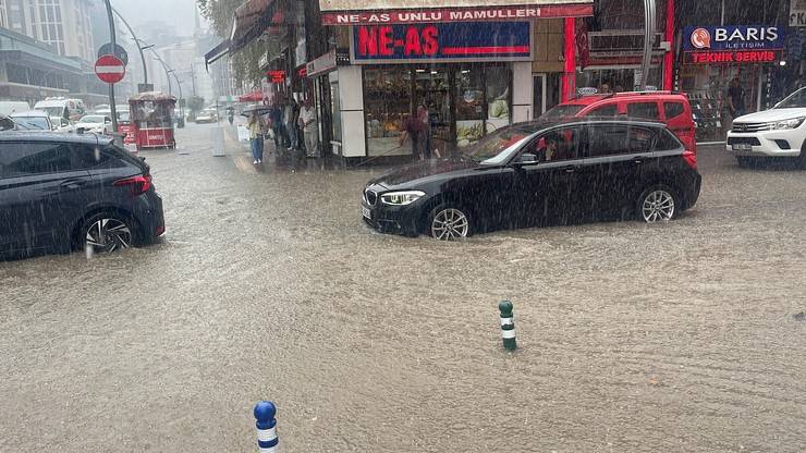 Rize'de şiddetli yağmurda cadde ve sokaklar göle döndü 8