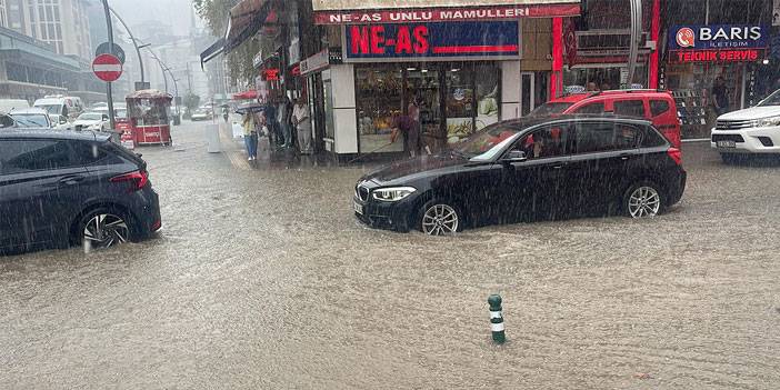 Rize'de şiddetli yağmurda cadde ve sokaklar göle döndü