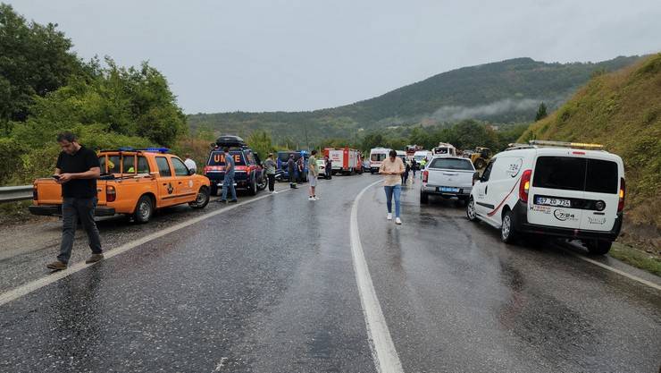 Yolcu otobüsü, tomruk yüklü kamyonla çarpıştı: 2 ölü, 23 yaralı 14