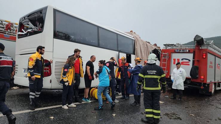 Yolcu otobüsü, tomruk yüklü kamyonla çarpıştı: 2 ölü, 23 yaralı 17