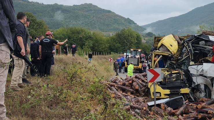 Yolcu otobüsü, tomruk yüklü kamyonla çarpıştı: 2 ölü, 23 yaralı 18