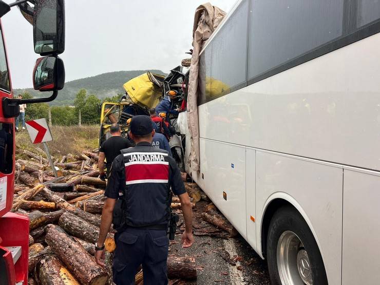 Yolcu otobüsü, tomruk yüklü kamyonla çarpıştı: 2 ölü, 23 yaralı 3