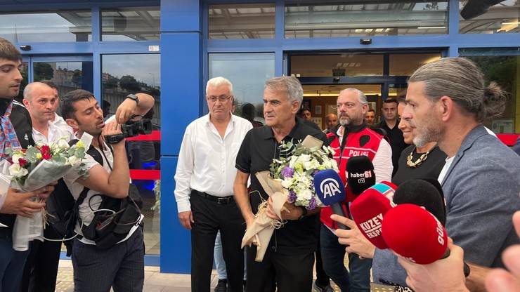 Şenol Güneş, Trabzon'da çiçeklerle karşılandı 1