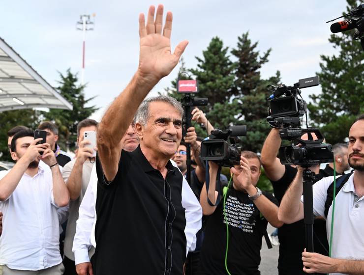 Şenol Güneş, Trabzon'da çiçeklerle karşılandı 10