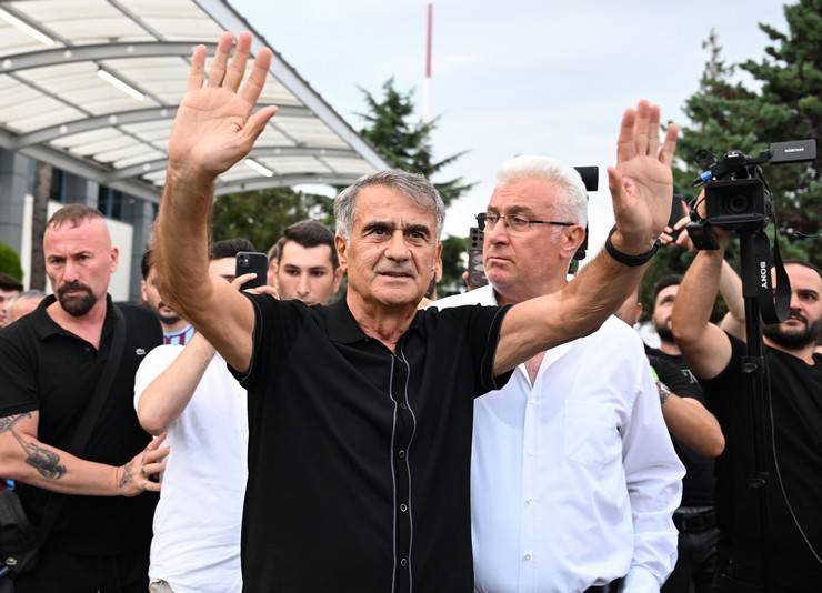 Şenol Güneş, Trabzon'da çiçeklerle karşılandı 11