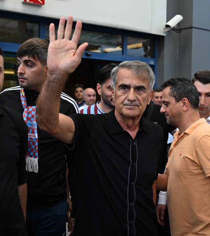 Şenol Güneş, Trabzon'da çiçeklerle karşılandı 12