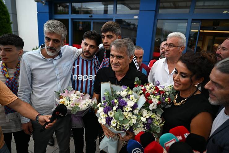 Şenol Güneş, Trabzon'da çiçeklerle karşılandı 14