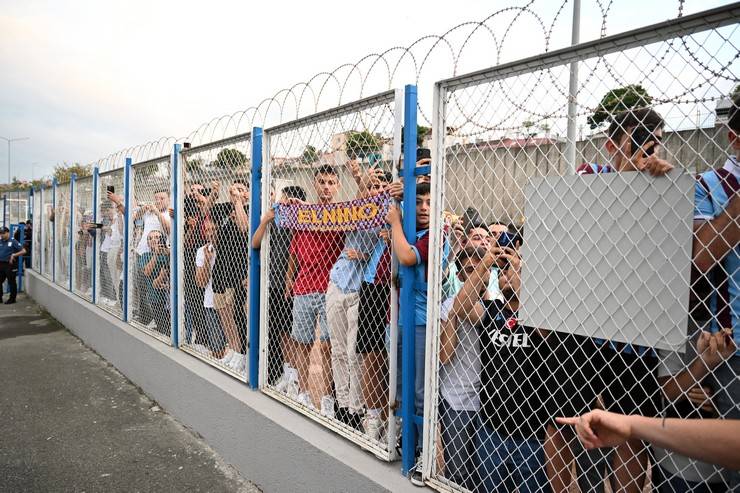 Şenol Güneş, Trabzon'da çiçeklerle karşılandı 17