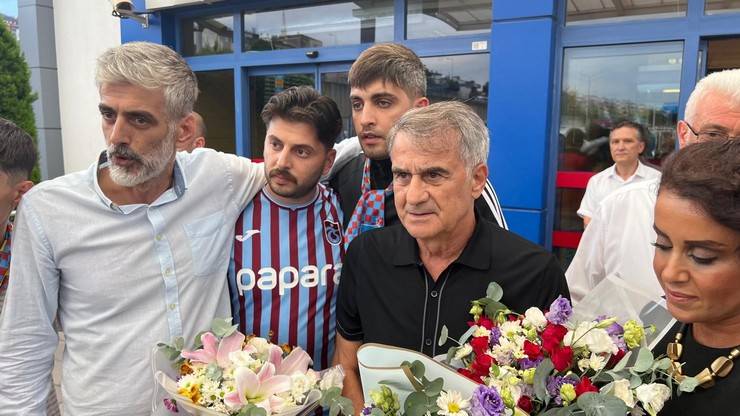 Şenol Güneş, Trabzon'da çiçeklerle karşılandı 5