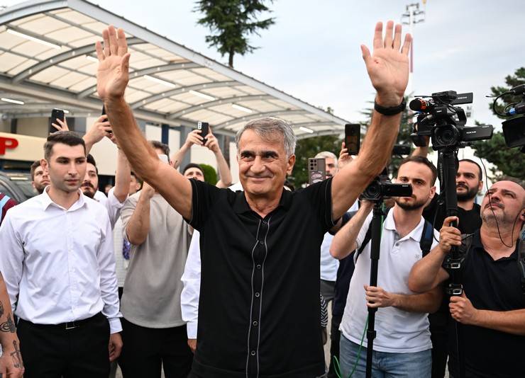 Şenol Güneş, Trabzon'da çiçeklerle karşılandı 6