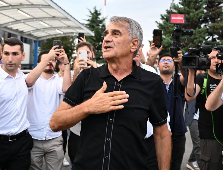 Şenol Güneş, Trabzon'da çiçeklerle karşılandı 7