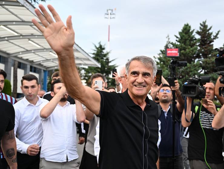 Şenol Güneş, Trabzon'da çiçeklerle karşılandı 8