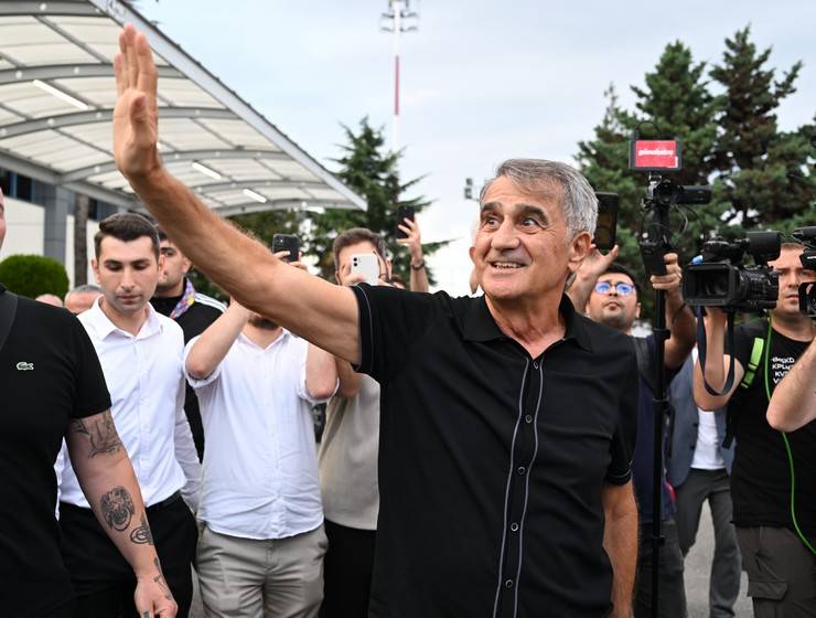 Şenol Güneş, Trabzon'da çiçeklerle karşılandı 9