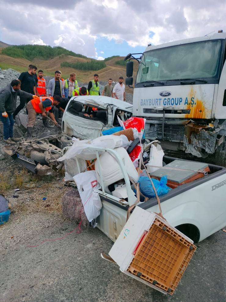 Rize Plakalı Araç Kaza Yaptı 3 Ölü, 1'i Ağır 2 Yaralı 1