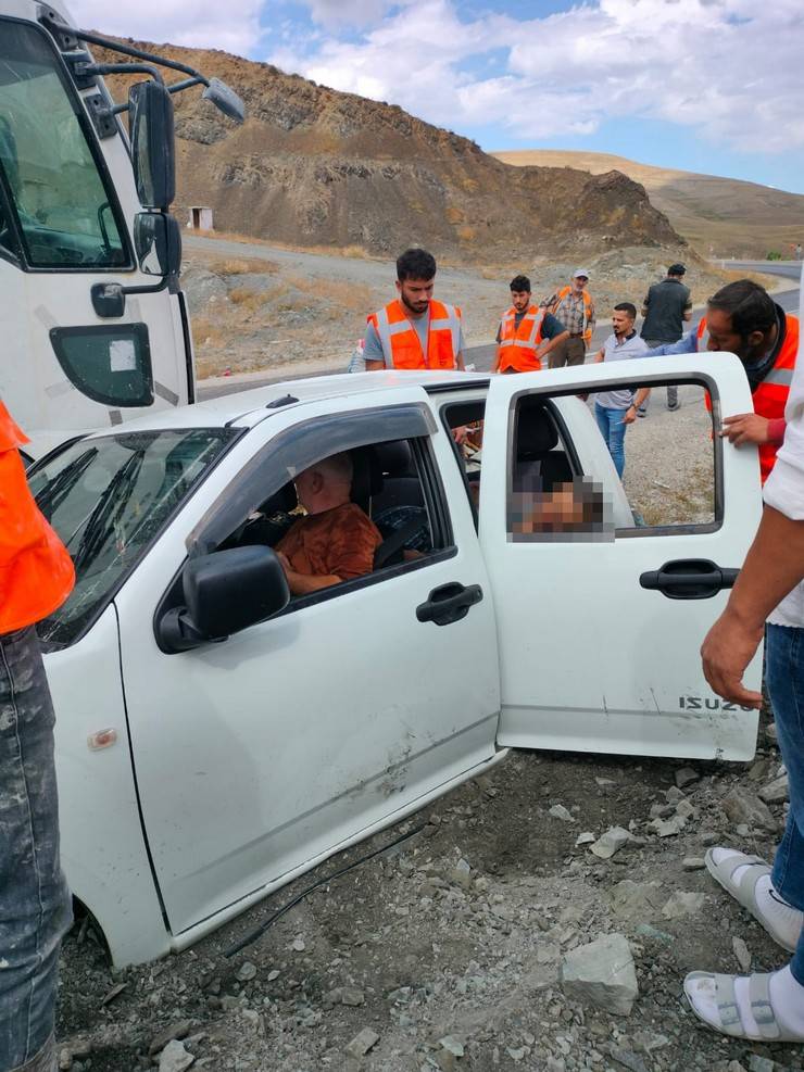 Rize Plakalı Araç Kaza Yaptı 3 Ölü, 1'i Ağır 2 Yaralı 3