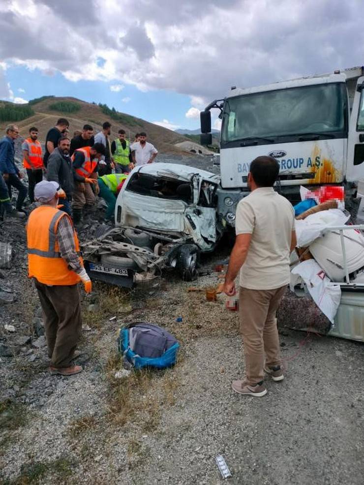 Rize Plakalı Araç Kaza Yaptı 3 Ölü, 1'i Ağır 2 Yaralı 4