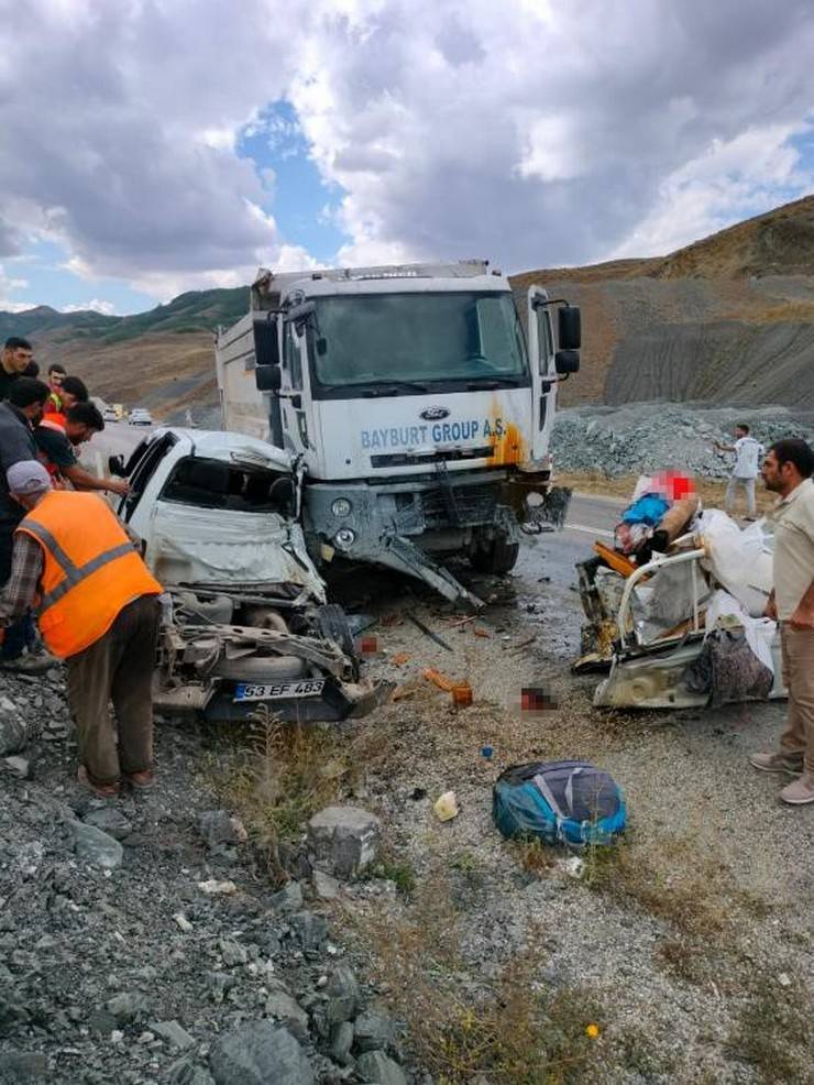 Rize Plakalı Araç Kaza Yaptı 3 Ölü, 1'i Ağır 2 Yaralı 6