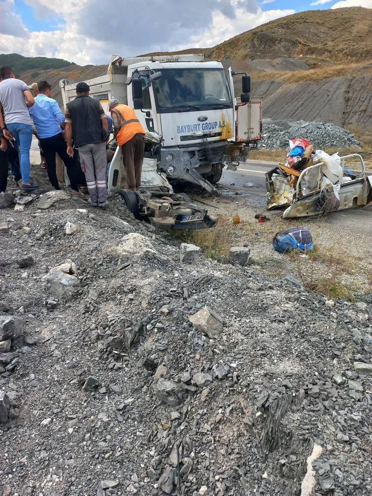 Rize Plakalı Araç Kaza Yaptı 3 Ölü, 1'i Ağır 2 Yaralı 7